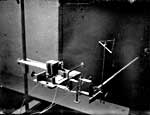 Imagen del mecanismo inscriptor del sismógrafo Cartuja Bifilar de 305 kg de masa