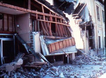 Imagen en la que se muestran los daños en un edificio de uso residencial causados por el terremoto de Coalinga