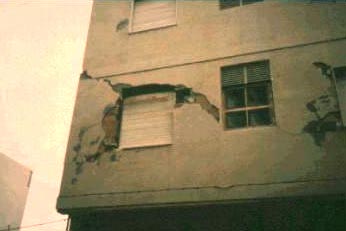 Imagen en la que se muestra los daños en un edificio de viviendas de 5 plantas causados por el terremoto de Adra/Berja