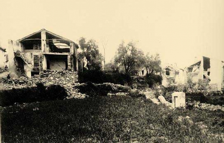 Imagen en la que se muestran los daños del terremoto de 1884 en Jatar