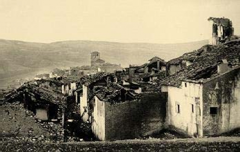 Imagen en la que se muestran los daños del terremoto de 1884 en Alhama de Granada