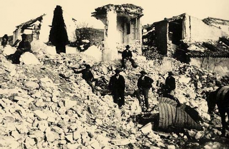 Imagen en la que se muestran los daños del terremoto de 1884 en Arenas del Rey
