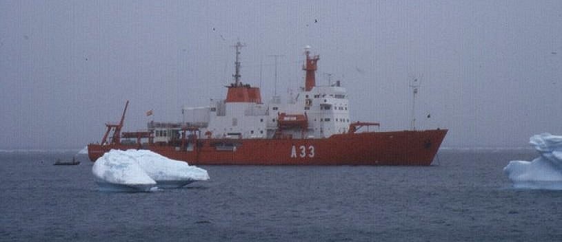 Barco navegando en la antártida entre icebergs