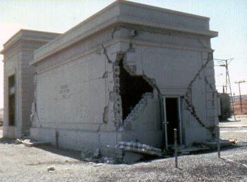 Imagen en la que se muestra los daños en el edificio de subestación de PG&E causados por el terremoto de Coalinga