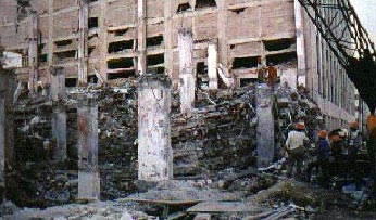 Imagen en la que se muestra los daños en un edificio de diez plantas causados por el terremoto de México