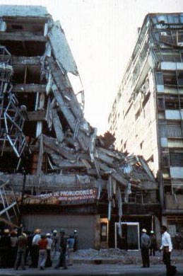 Imagen en la que se muestra los daños en un edificio de oficinas de ocho plantas causados por el terremoto de México