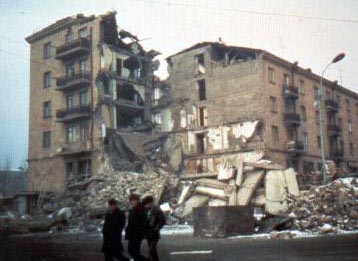 Imagen en la que se muestra los daños en un edificio de seis plantas causados por el terremoto de Leninakan