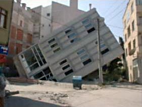 Imagen en la que se muestra los daños en un edificio residencial de cuatro alturas causados por el terremoto de Turquía