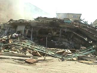 Imagen en la que se muestra los daños en un edificio residencial de siete alturas causados por el terremoto de Turquía