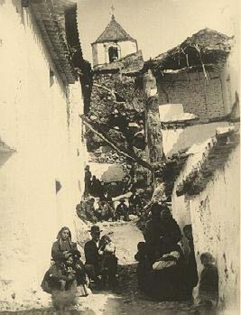 Imagen en la que se muestran los daños del terremoto de 1884 en Canillas de Aceituno