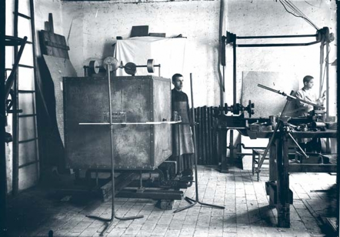 Imagen antigua en la que se muestra el interior del taller del Observatorio de Cartuja, donde se encuentran dos personas