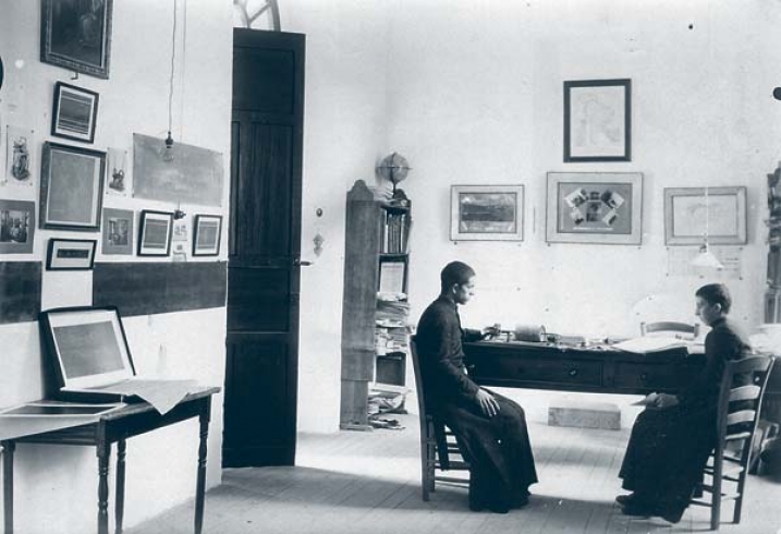 Imagen de un despacho de la estación sismológica, donde se encuentran 2 personas sentadas
