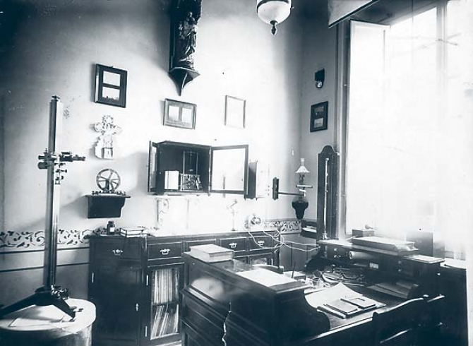 Imagen antigua de un despacho del Observatorio de Cartuja
