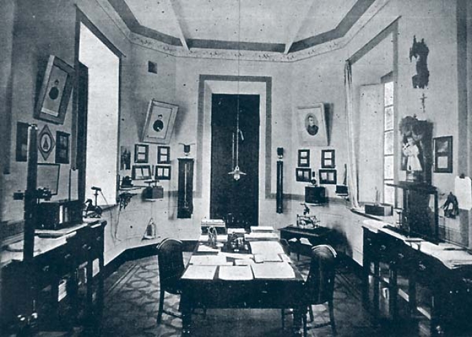 Imagen antigua donde se muestra el interior de la nueva sala de meteorología del Observatorio