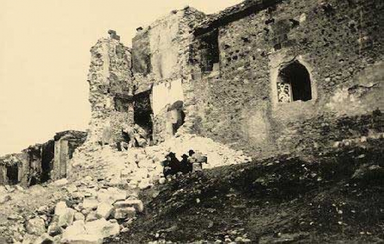 Imagen en la que se muestran los daños del terremoto de 1884 en Jayena