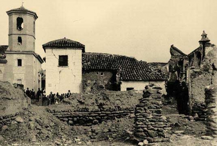 Imagen en la que se muestran los daños del terremoto de 1884 en Murchas
